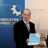 Sieger in der Kategorie "Zulieferer": Die Firma "DFE Chemie GmbH" mit der Lösung "FEPORID® 388". (Foto links: Oliver Paessens, Managing Director)